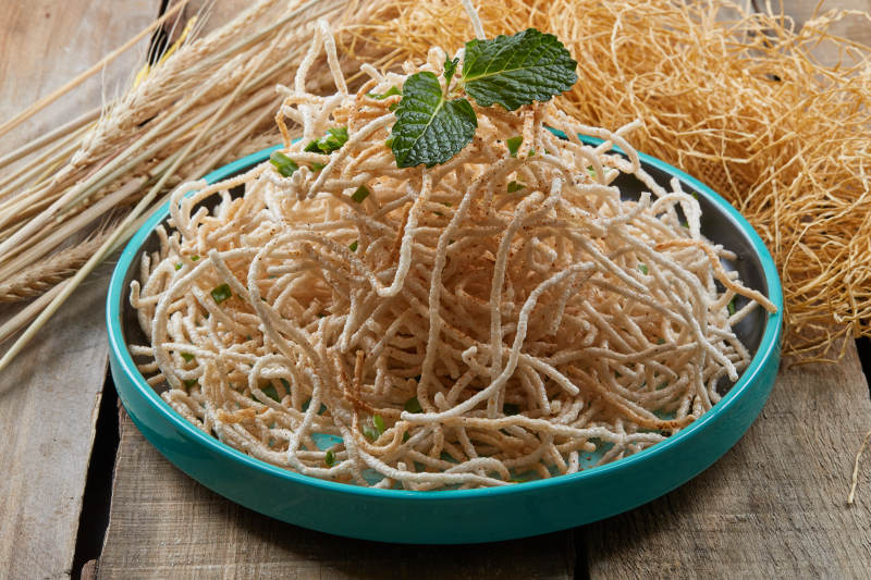 青瓷盘装的油炸荞麦面图片