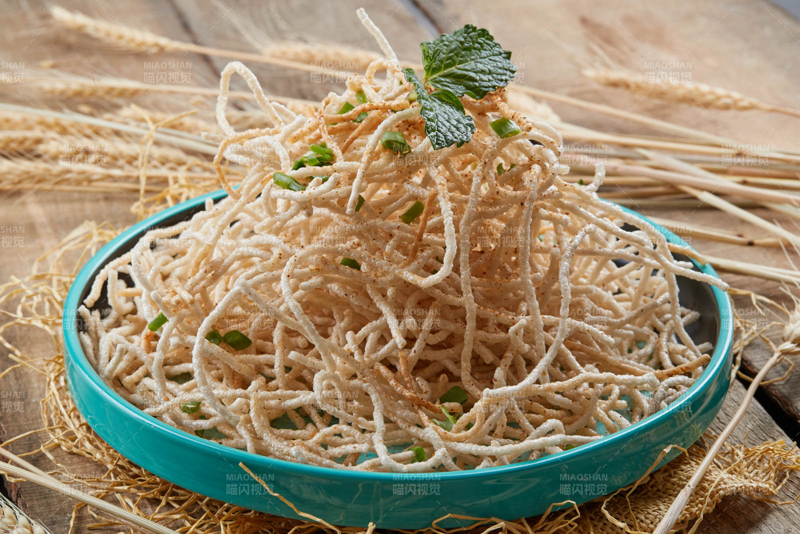 青瓷盘装的油炸荞麦面图片