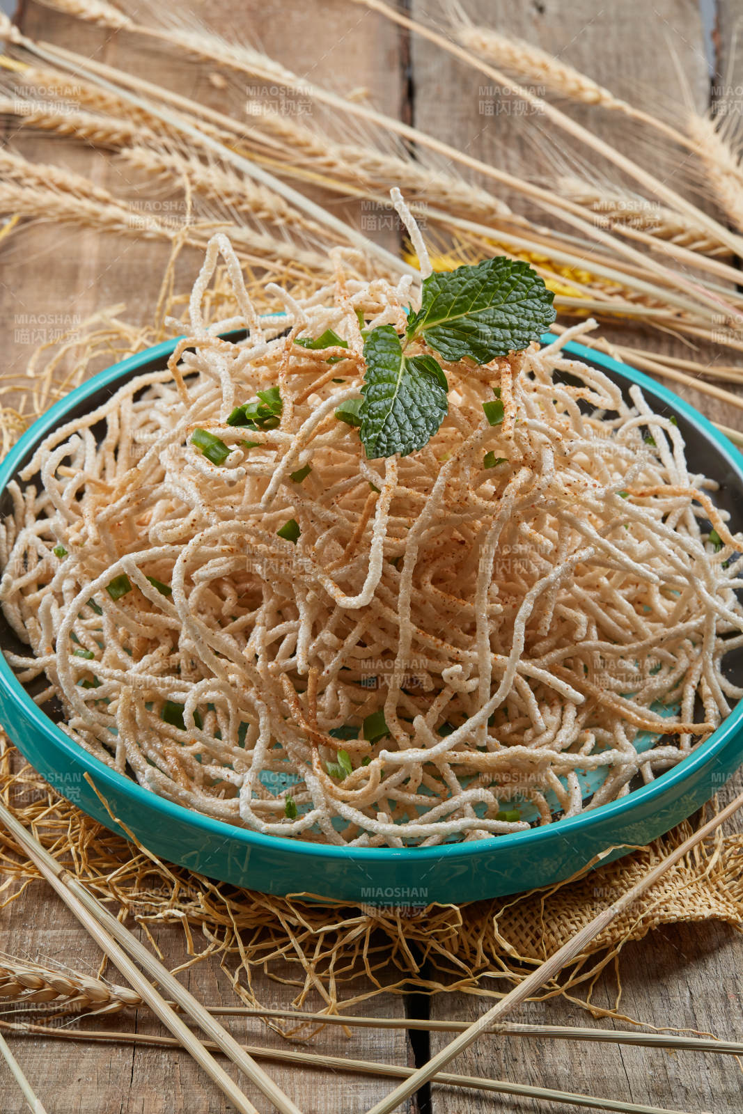 青瓷盘装的油炸荞麦面图片