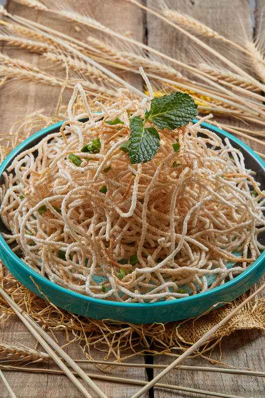 青瓷盘装的油炸荞麦面图片