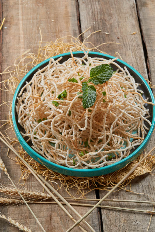 青瓷盘装的油炸荞麦面图片