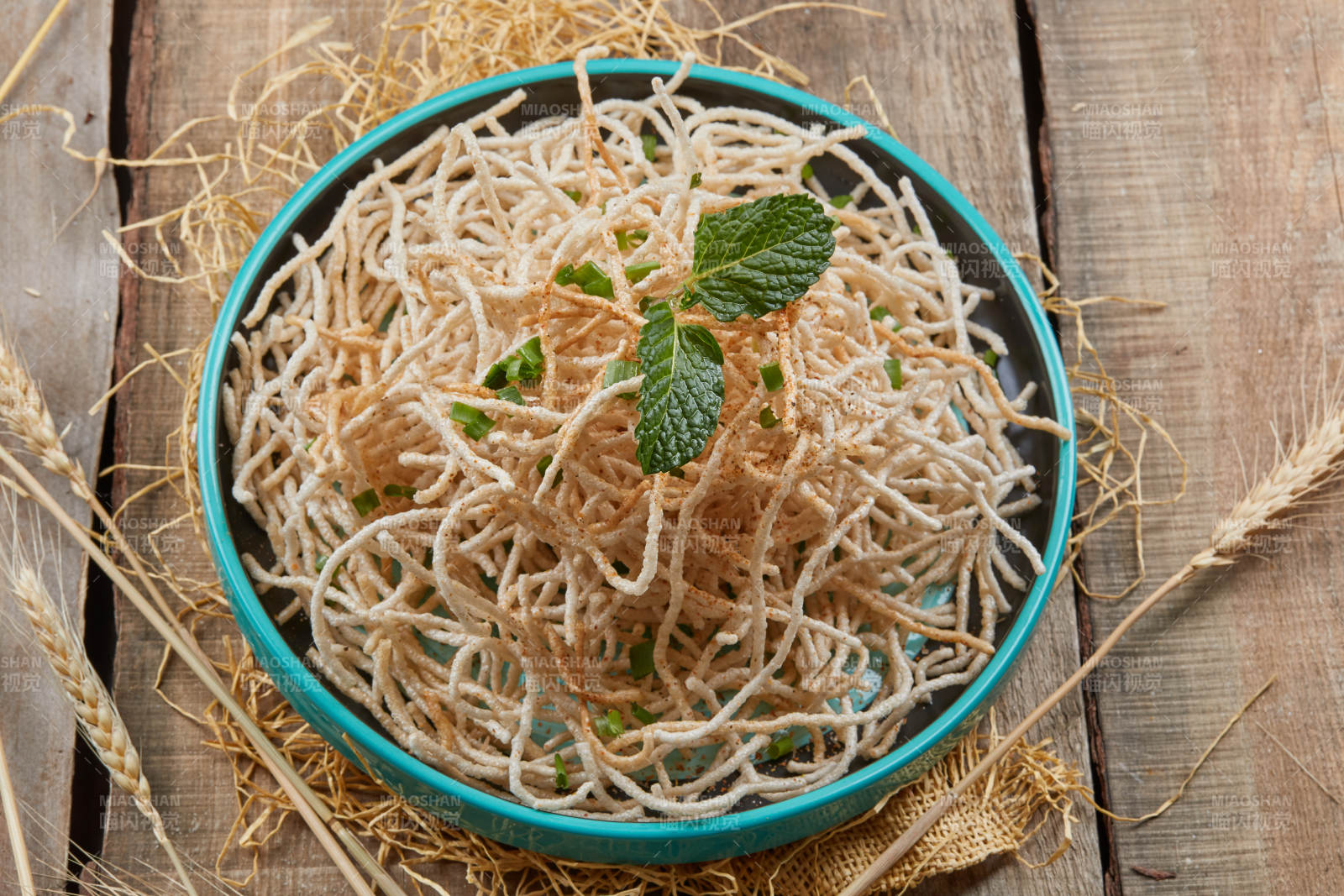 青瓷盘装的油炸荞麦面图片
