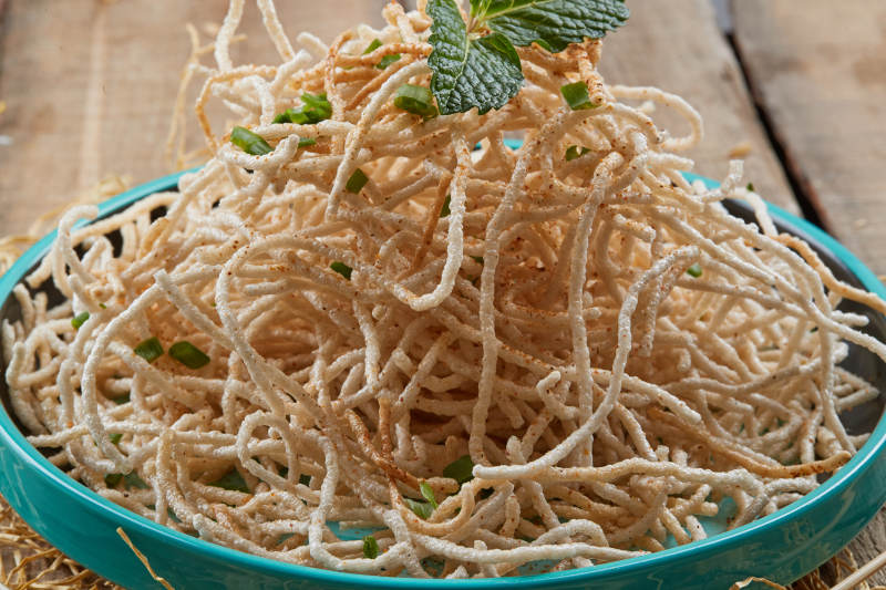 青瓷盘装的油炸荞麦面图片