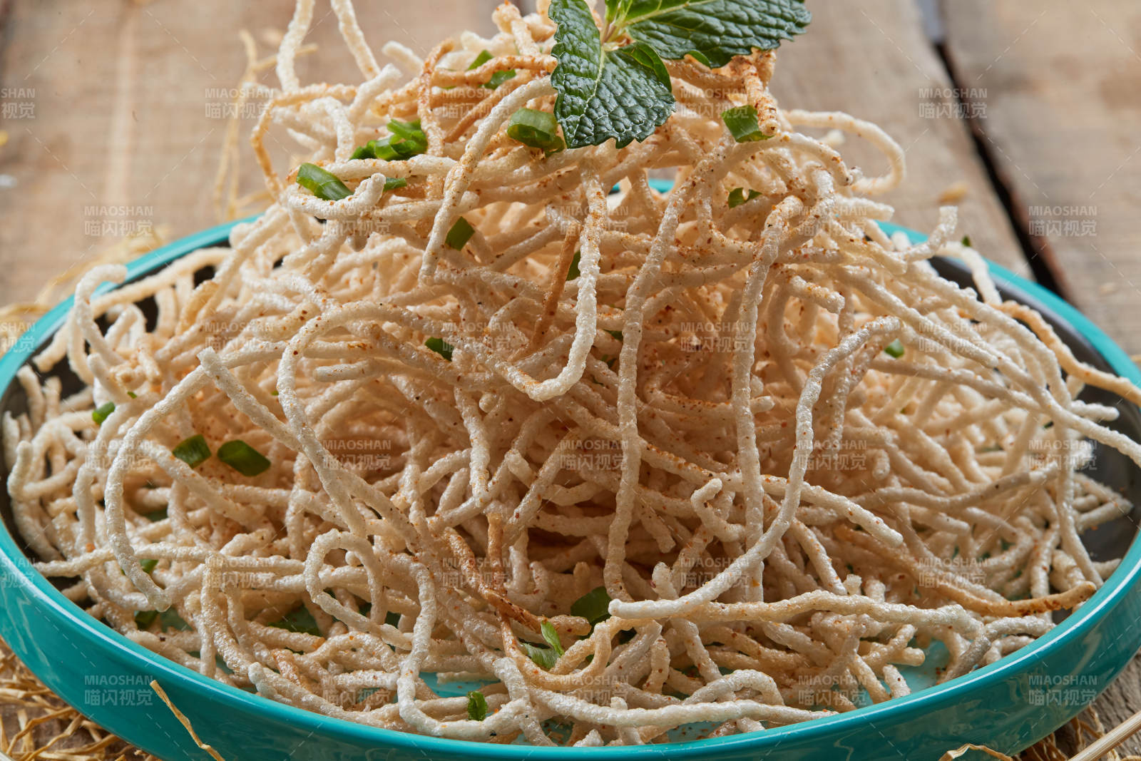 青瓷盘装的油炸荞麦面图片