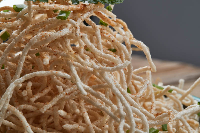 青瓷盘装的油炸荞麦面图片