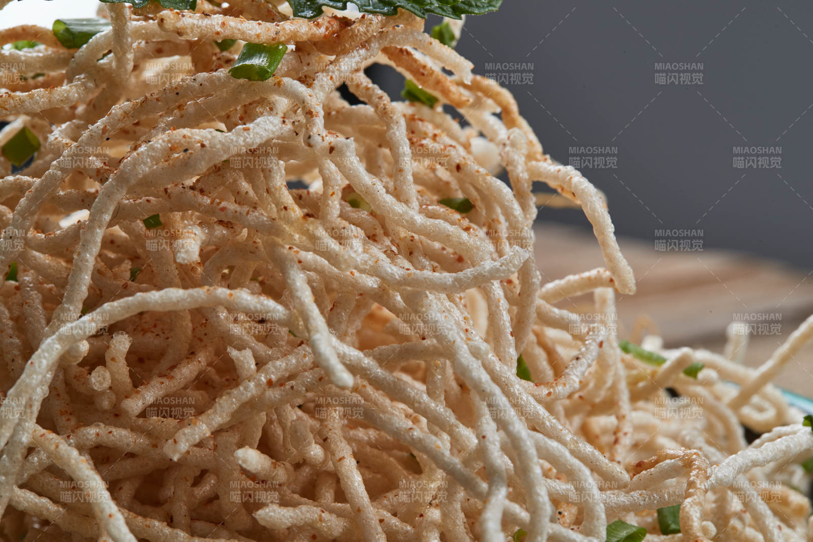 青瓷盘装的油炸荞麦面图片