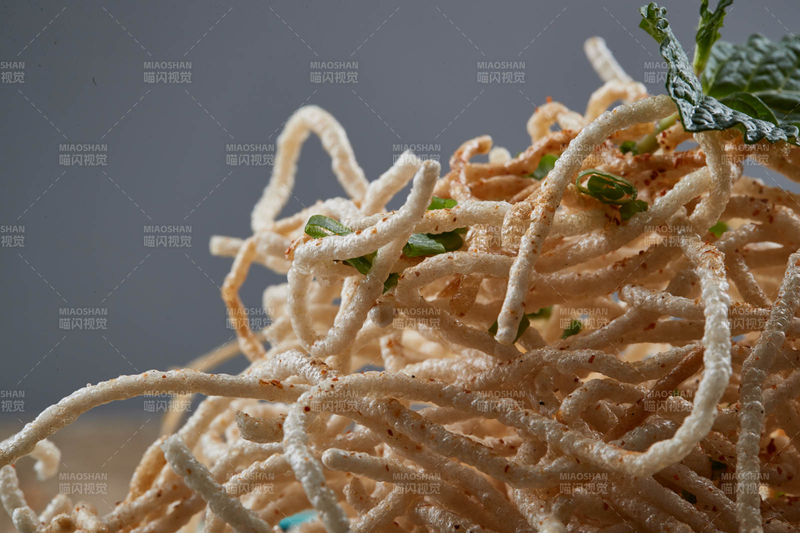 青瓷盘装的油炸荞麦面图片