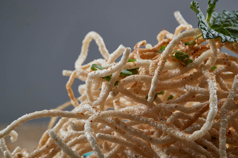 青瓷盘装的油炸荞麦面图片