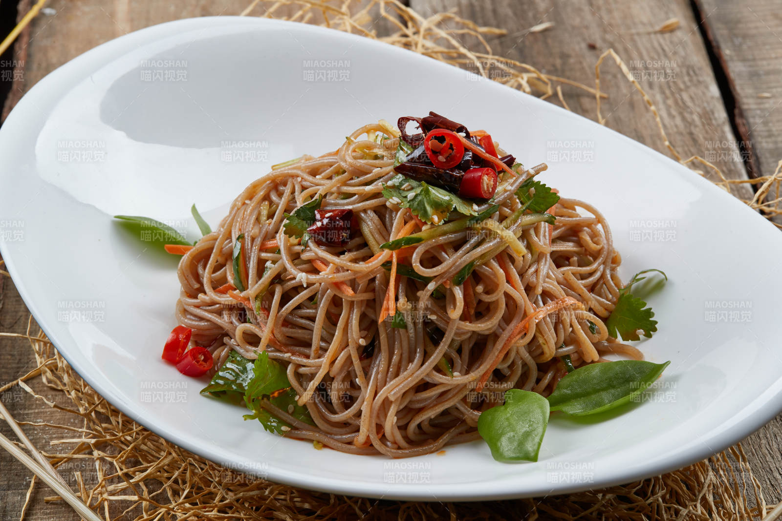 白色瓷盘装的的香辣荞麦凉面图片