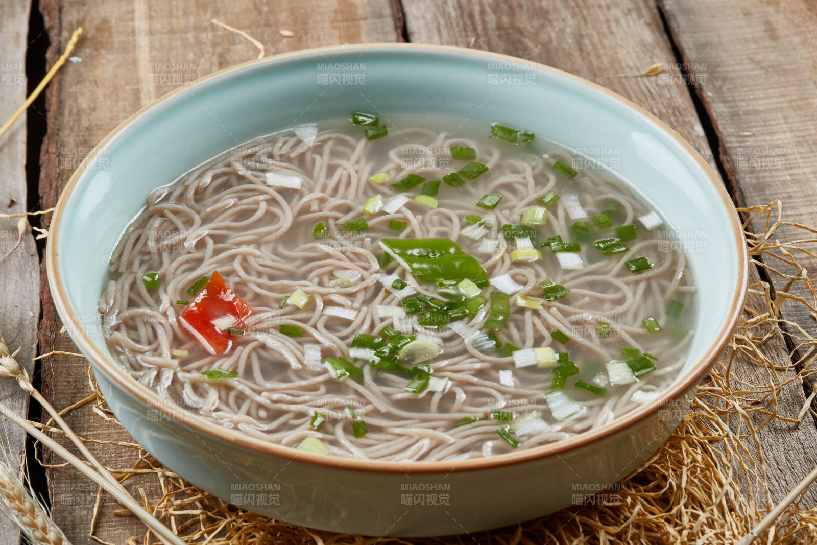 青瓷碗装的清汤荞麦面图片