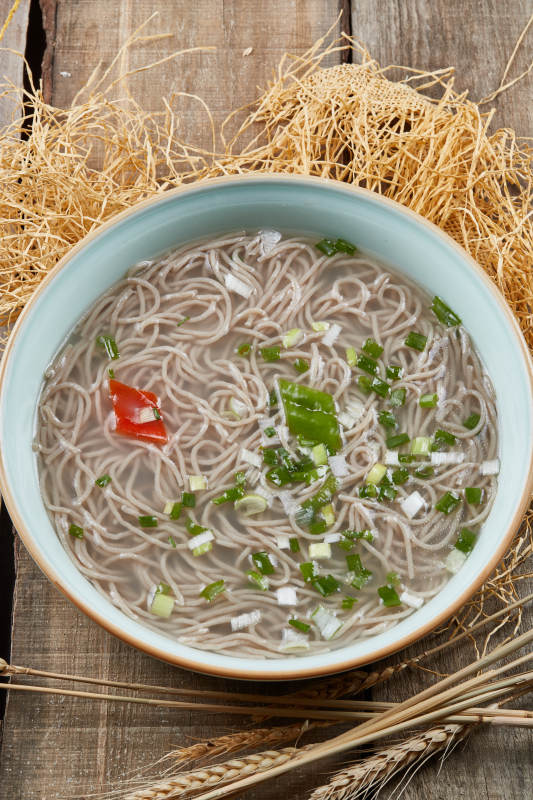 青瓷碗装的清汤荞麦面图片