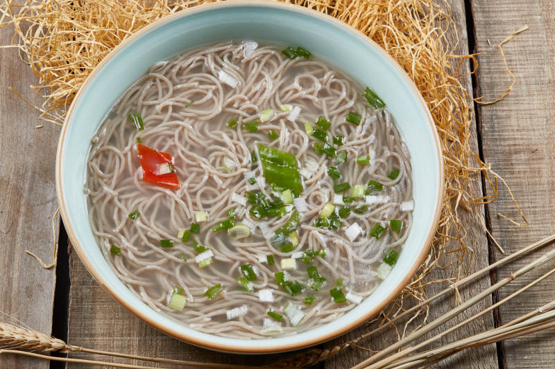 青瓷碗装的清汤荞麦面图片