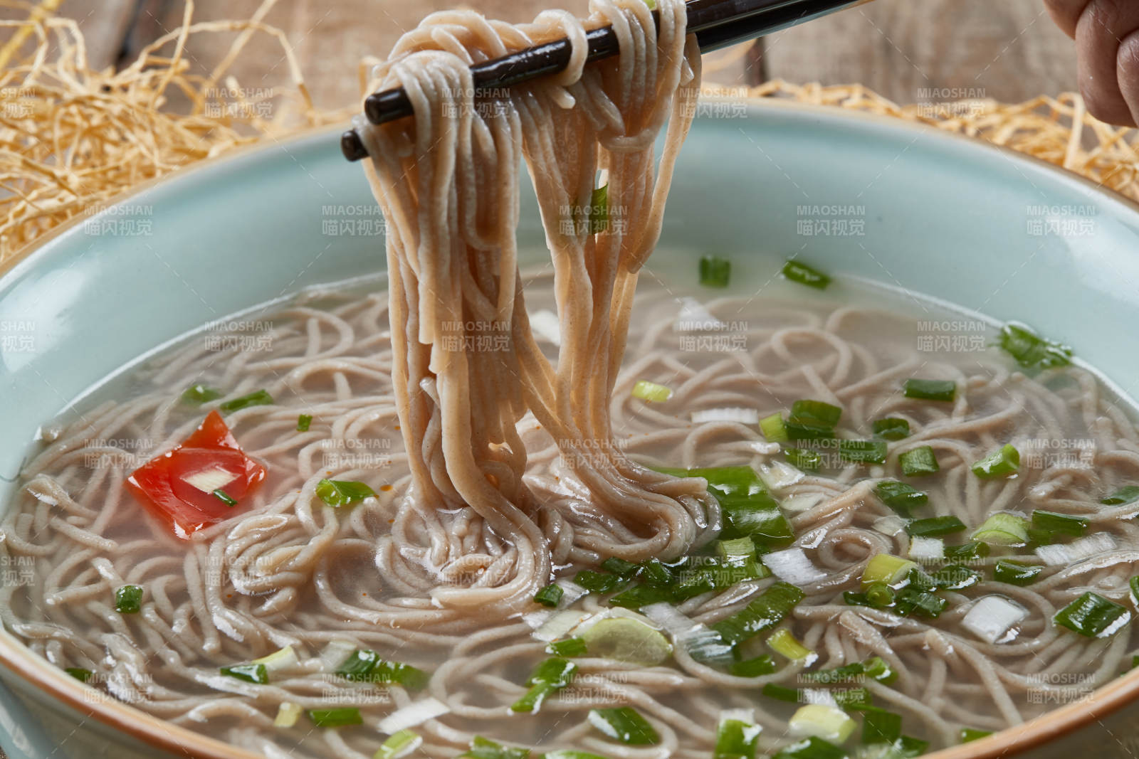 青瓷碗装的清汤荞麦面图片
