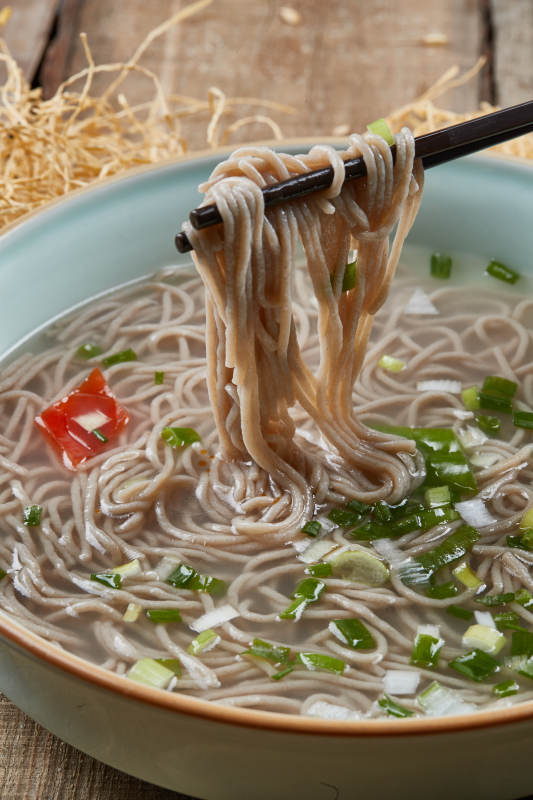 青瓷碗装的清汤荞麦面图片