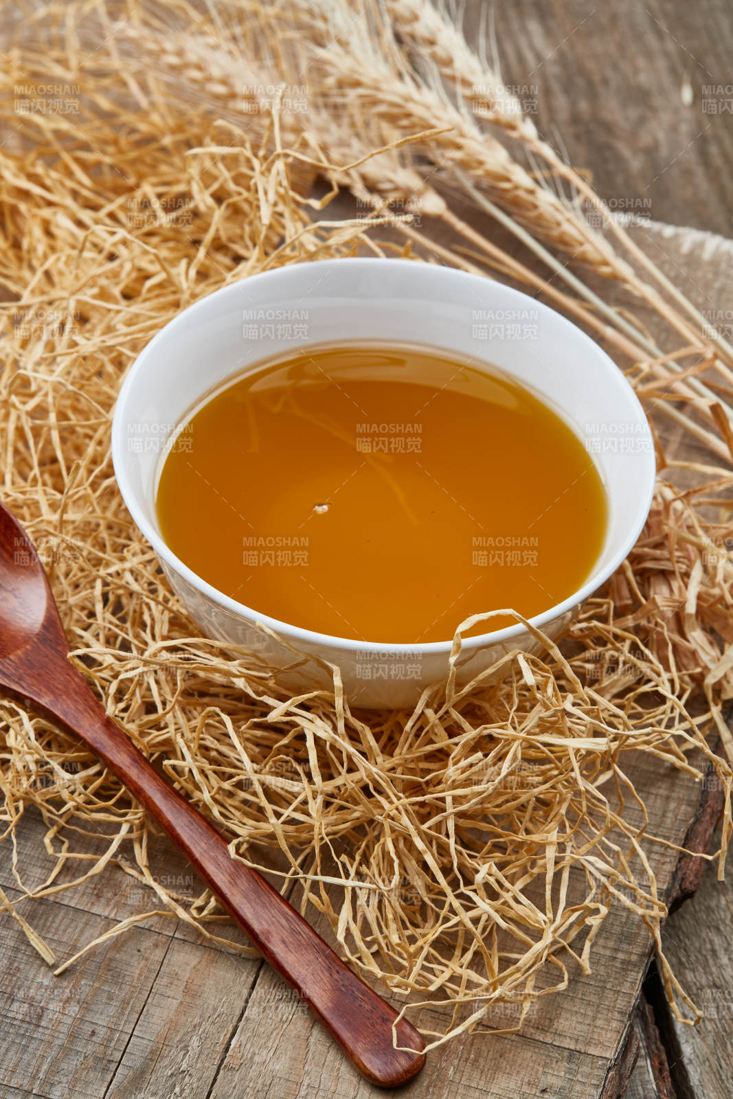 芳香四溢营养健康的胡麻亚麻籽食用油特写图片