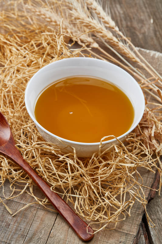 芳香四溢营养健康的胡麻亚麻籽食用油特写图片