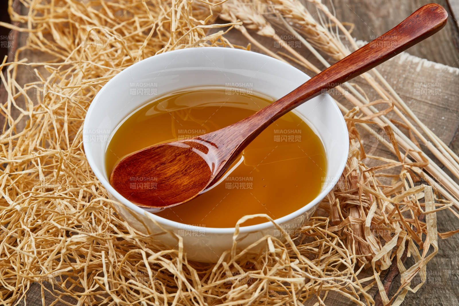 芳香四溢营养健康的胡麻亚麻籽食用油特写图片