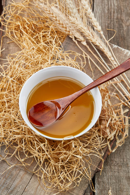 芳香四溢营养健康的胡麻亚麻籽食用油特写图片