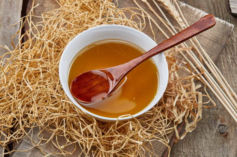 芳香四溢营养健康的胡麻亚麻籽食用油特写图片