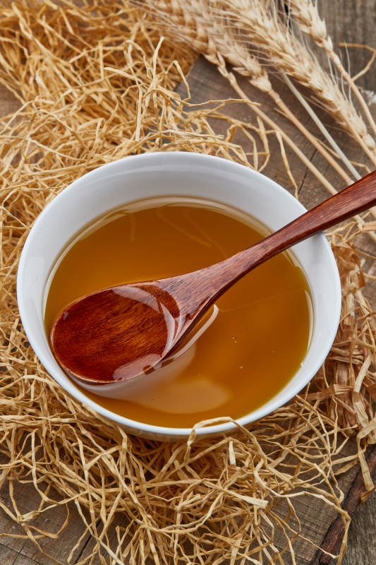 芳香四溢营养健康的胡麻亚麻籽食用油特写图片