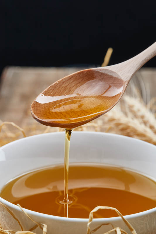 芳香四溢营养健康的胡麻亚麻籽食用油特写图片