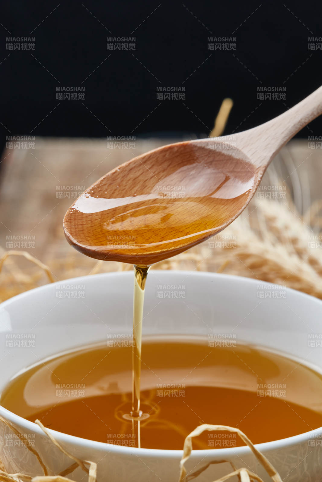 芳香四溢营养健康的胡麻亚麻籽食用油特写图片