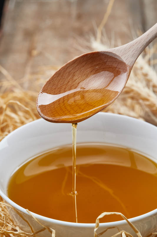 芳香四溢营养健康的胡麻亚麻籽食用油特写图片