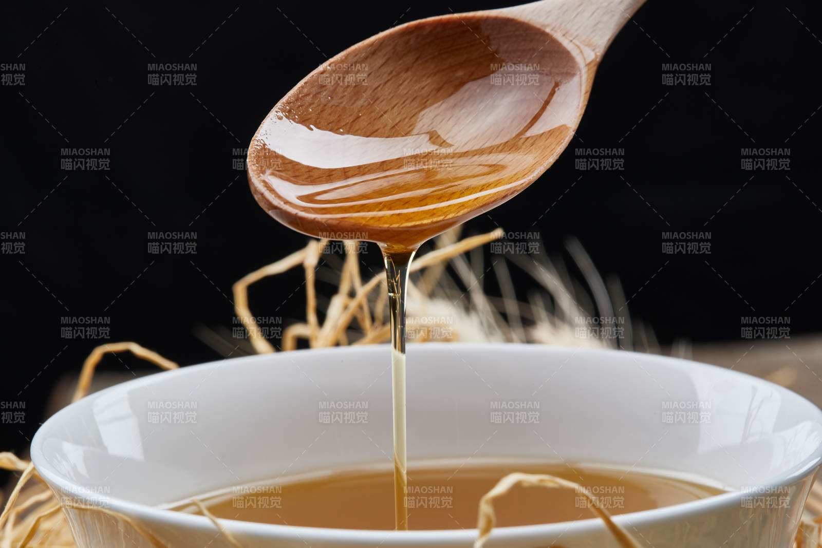 芳香四溢营养健康的胡麻亚麻籽食用油特写图片