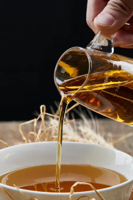 芳香四溢营养健康的胡麻亚麻籽食用油特写图片