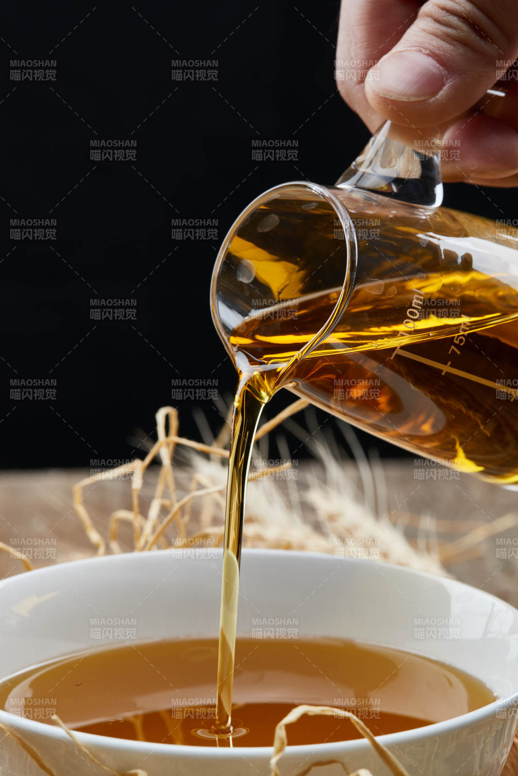 芳香四溢营养健康的胡麻亚麻籽食用油特写图片