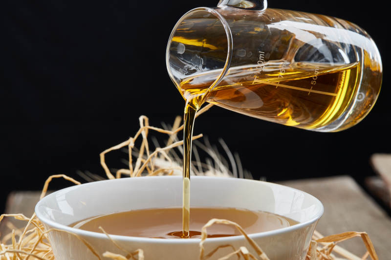 芳香四溢营养健康的胡麻亚麻籽食用油特写图片