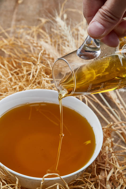 芳香四溢营养健康的胡麻亚麻籽食用油特写图片