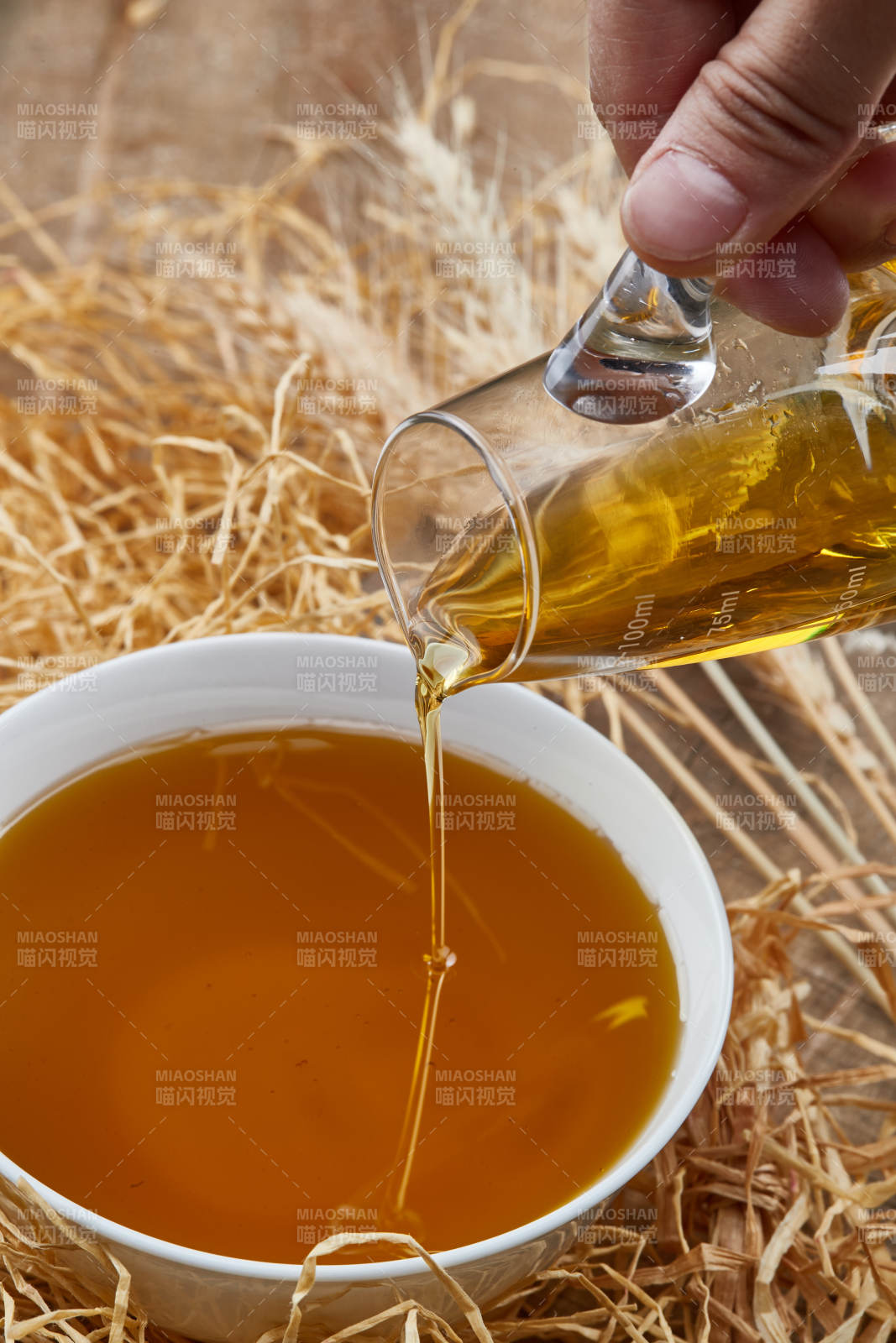 芳香四溢营养健康的胡麻亚麻籽食用油特写图片