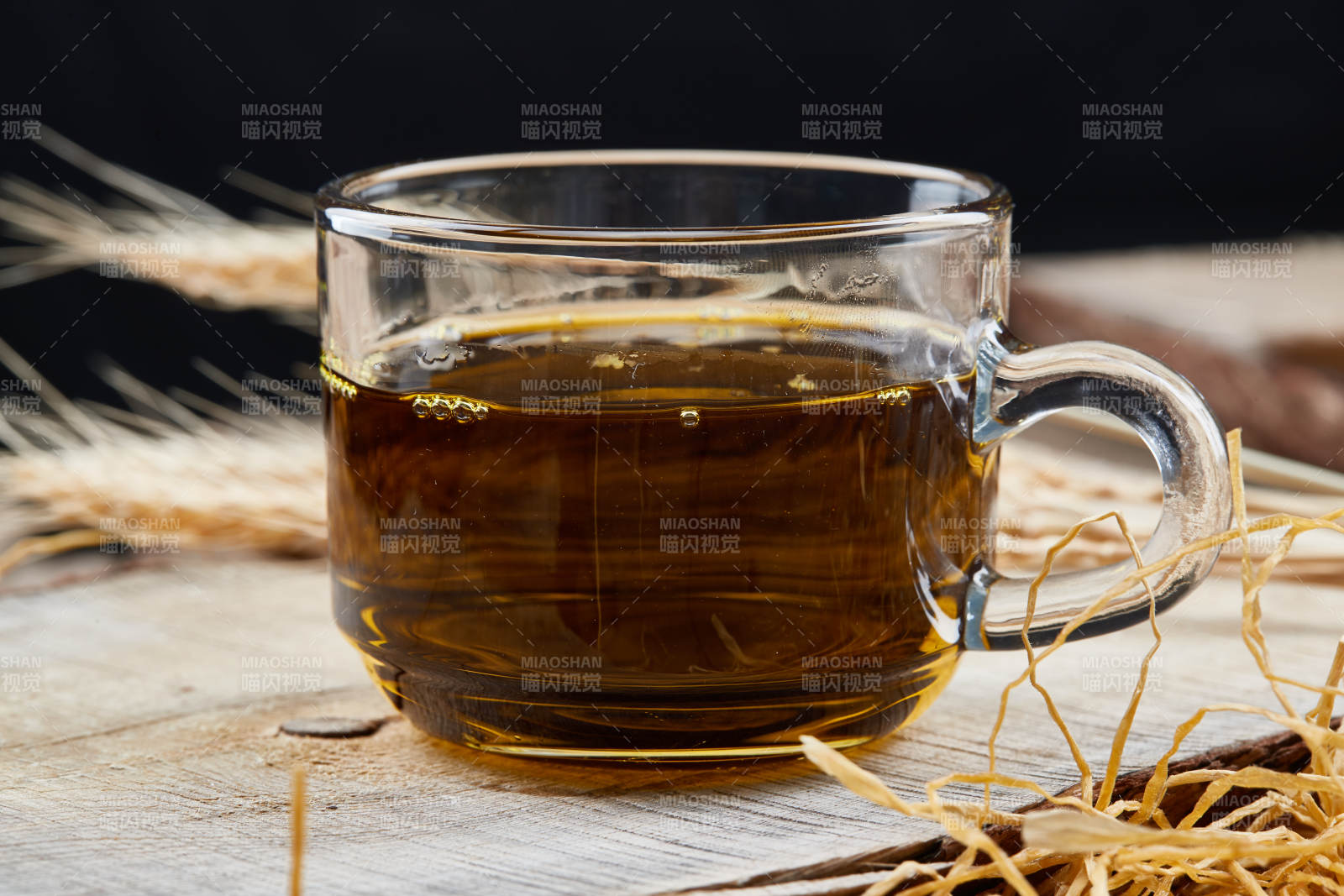 芳香四溢营养健康的胡麻亚麻籽食用油特写图片