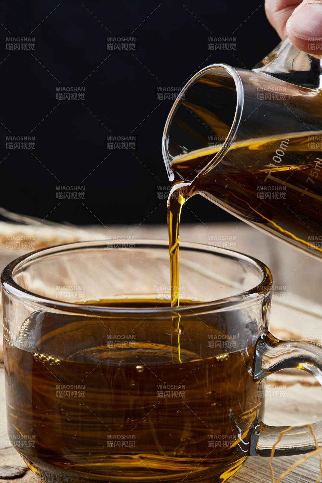 芳香四溢营养健康的胡麻亚麻籽食用油特写图片