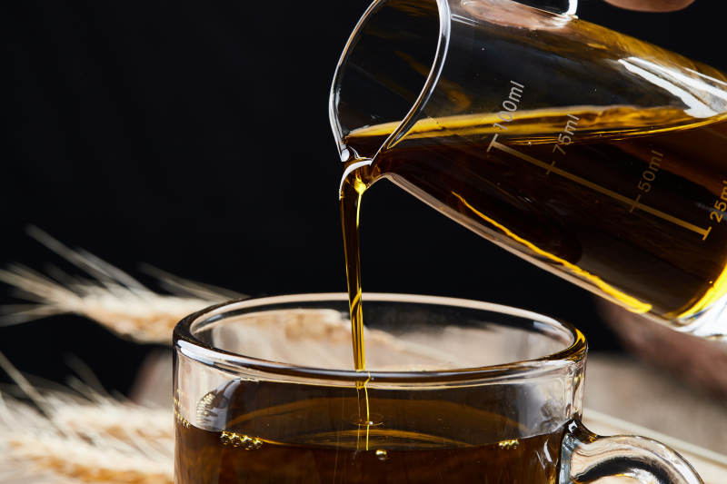 芳香四溢营养健康的胡麻亚麻籽食用油特写图片