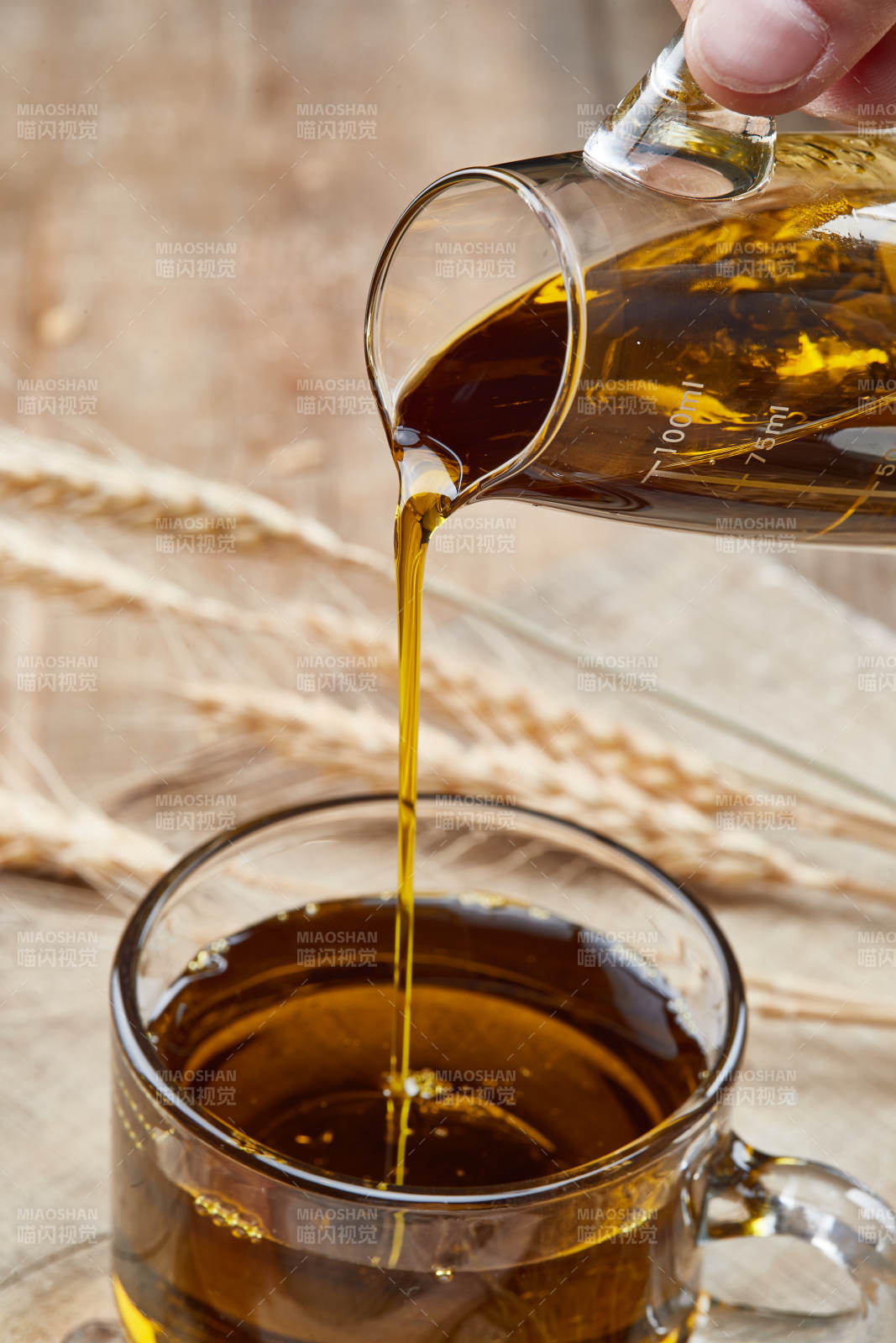 芳香四溢营养健康的胡麻亚麻籽食用油特写图片