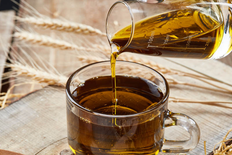 芳香四溢营养健康的胡麻亚麻籽食用油特写图片