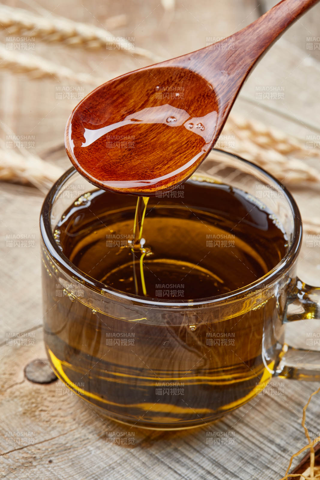 芳香四溢营养健康的胡麻亚麻籽食用油特写图片