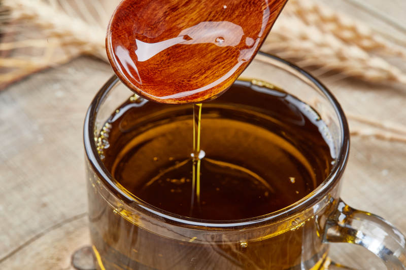 芳香四溢营养健康的胡麻亚麻籽食用油特写图片