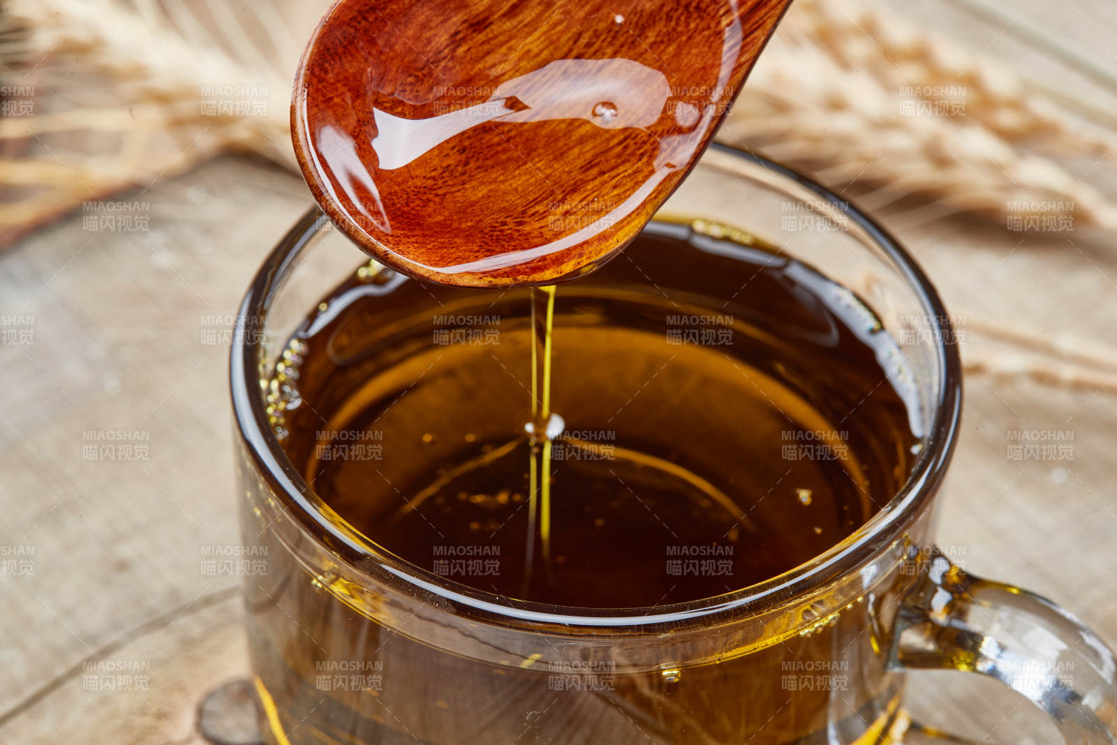 芳香四溢营养健康的胡麻亚麻籽食用油特写图片