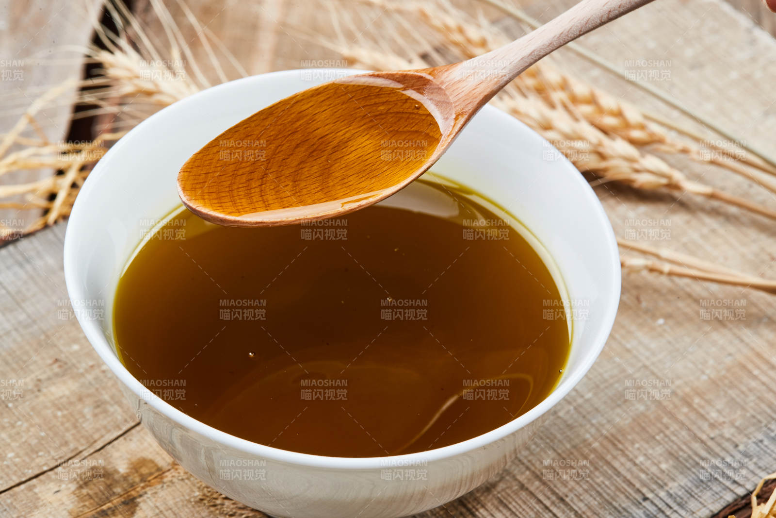 芳香四溢营养健康的胡麻亚麻籽食用油特写图片