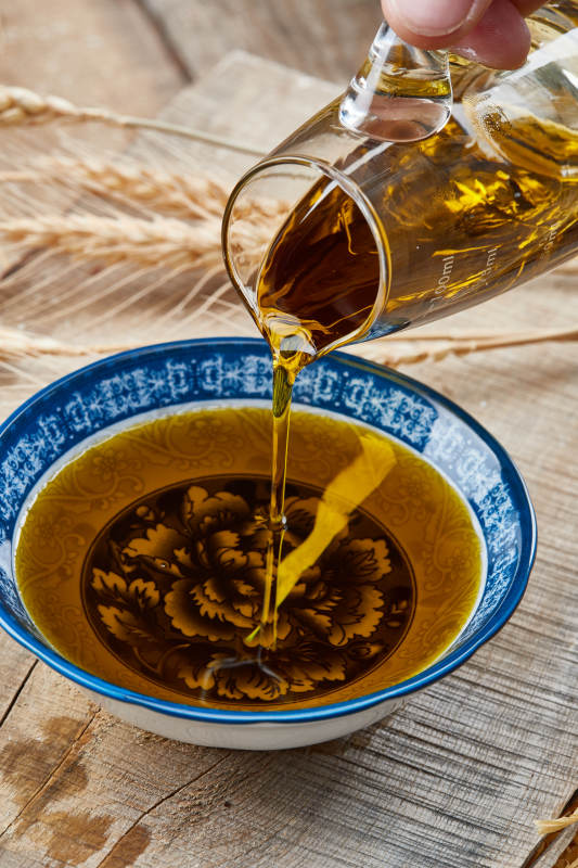 芳香四溢营养健康的胡麻亚麻籽食用油特写图片