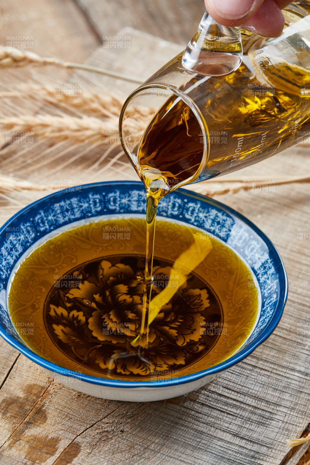 芳香四溢营养健康的胡麻亚麻籽食用油特写图片