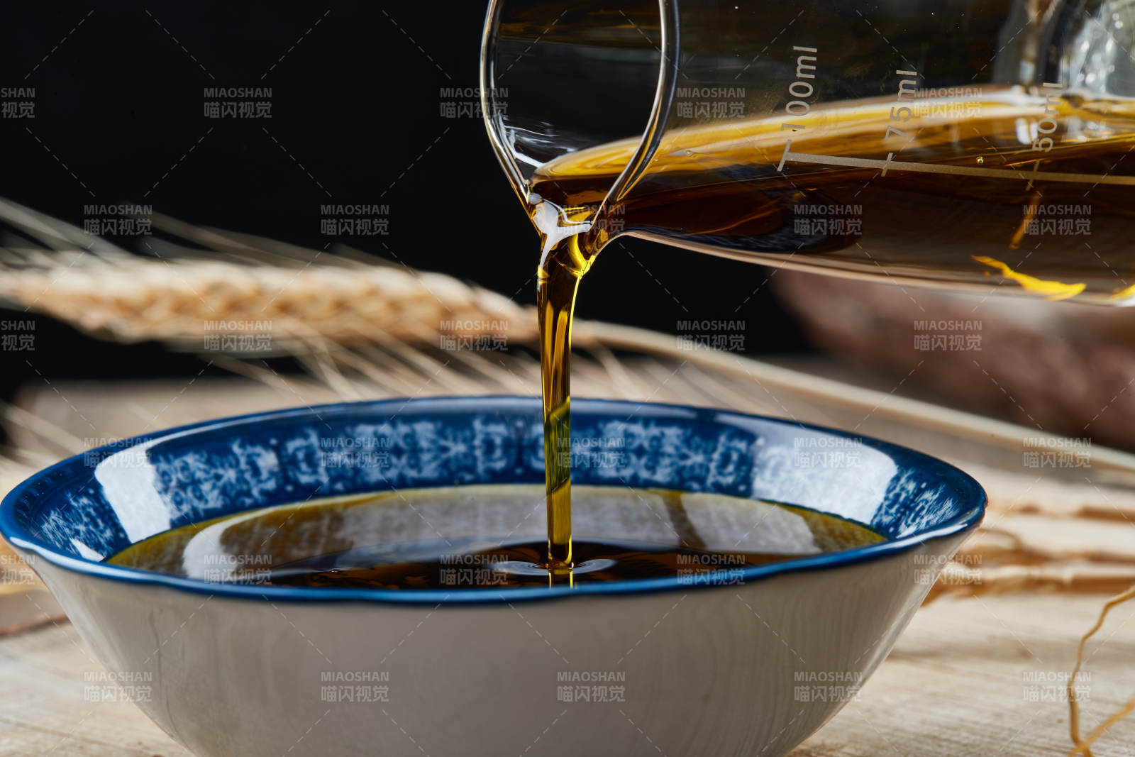 芳香四溢营养健康的胡麻亚麻籽食用油特写图片