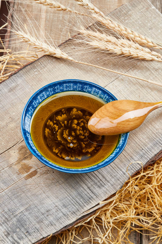 芳香四溢营养健康的胡麻亚麻籽食用油特写图片