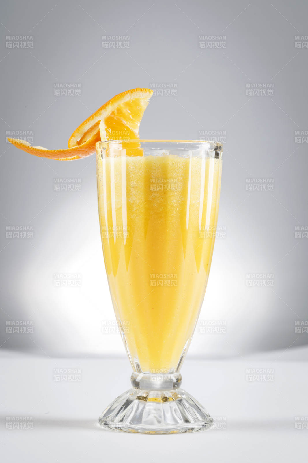 玻璃被撞的鲜榨橙汁图片