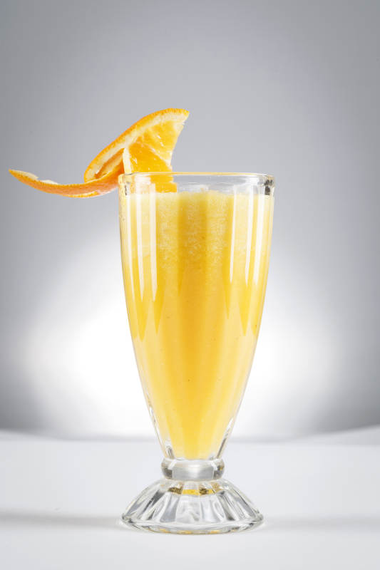 玻璃被撞的鲜榨橙汁图片