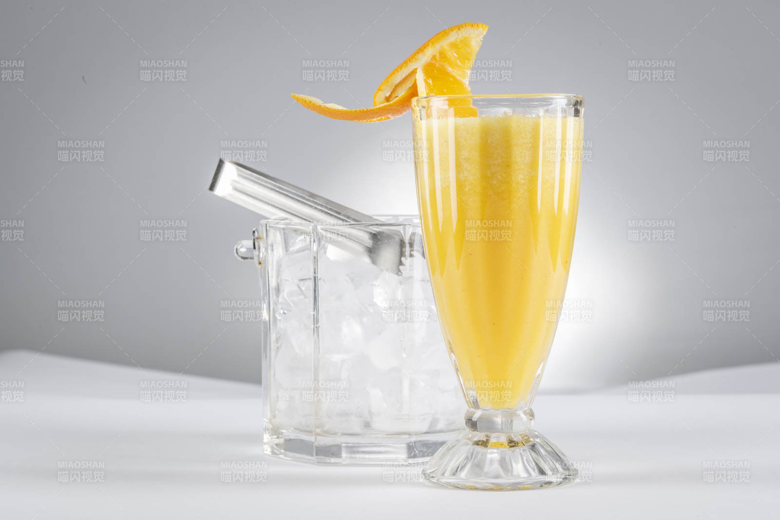 玻璃被撞的鲜榨橙汁图片