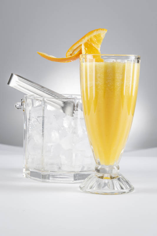 玻璃被撞的鲜榨橙汁图片